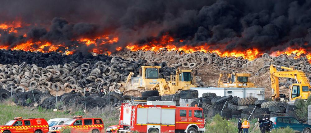 Etwa tausend Menschen wurden wegen eines Feuers auf einer illegalen Müllhalde vorsorglich in Sicherheit gebracht.