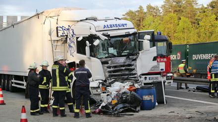 Das zerstörte Fahrerhaus eines Lkw am Dienstag nach einem Unfall auf der Autobahn A 6 bei Nürnberg. Bei dem Unglück sind mindestens vier Menschen ums Leben gekommen. 