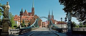 Der Blick über die Breslauer Tumski-Brücke zur Dominsel. Über Oder und Neiße hinweg wurden in den vergangenen 25 Jahren auch viele symbolische Brücken gebaut.