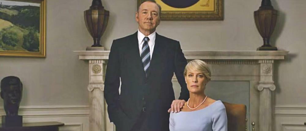 Von wegen Frau an seiner Seite: Claire Underwood alias Robin Wright verdient jetzt das Gleiche wie Frank Underwood alias Kevin Spacey.