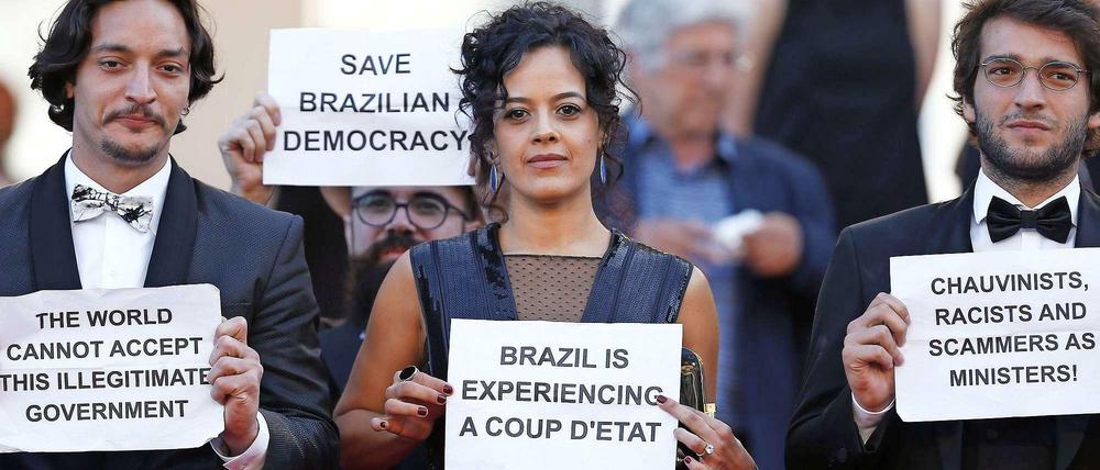 Auch Hauptdarstellerin Maeve Jinking (Mitte) des brasilianischen Films "Aquarius" protestierte gegen Dilma Rousseffs Absetzung.