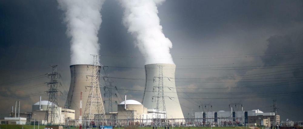 Dampf steigt in Belgien aus den Kühltürmen des Atomkraftwerks Doel auf.