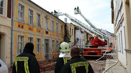 Die Löscharbeiten in Brandenburg an der Havel dauerten auch am Vormittag noch an.