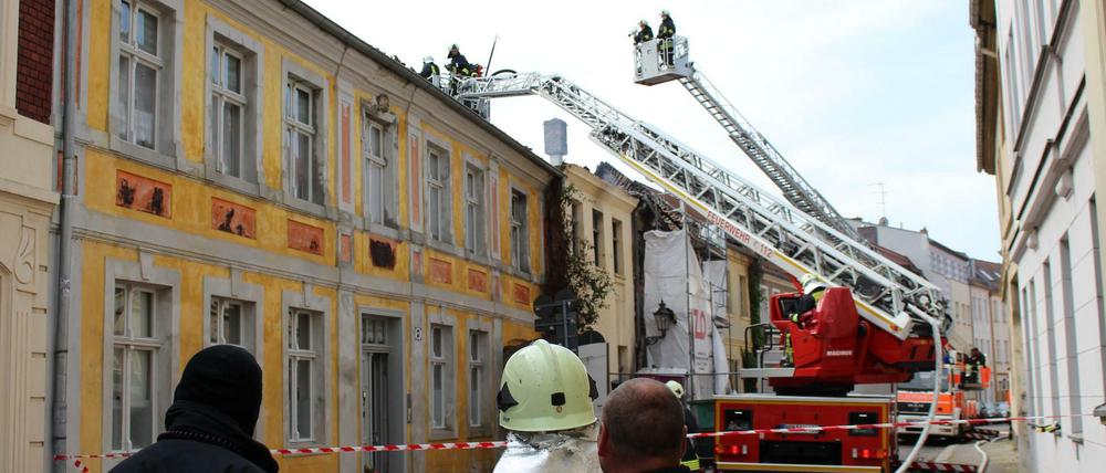 Die Löscharbeiten in Brandenburg an der Havel dauerten auch am Vormittag noch an.