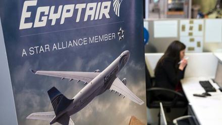Schalter von Egypt Air am Flughafen Charles de Gaulle in Paris
