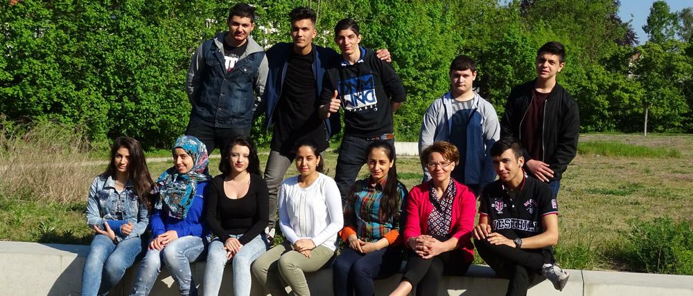 Lehrerin Andrea Küpper mit ihrer Klasse 9f auf dem Schulhof der Jean-Krämer-Sekundarschule in Wittenau.