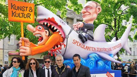 Müller auf dem Miethai. Mit dieser Skulptur liefen Vertreter der Filmschauspielschule Berlin beim Karneval der Kulturen mit (2.v.r.: Geschäftsführer Norbert Ghafouri).