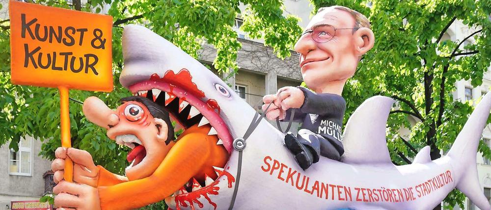 Müller auf dem Miethai. Mit dieser Skulptur liefen Vertreter der Filmschauspielschule Berlin beim Karneval der Kulturen mit (2.v.r.: Geschäftsführer Norbert Ghafouri).