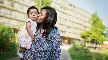 Gut angekommen: Ophelya Ade und ihre Tochter Angela Merkel Ade, die sie nach der Bundeskanzlerin benannte.