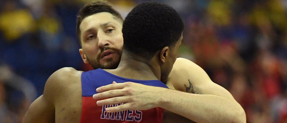 Nikita Kurbanov vom ZSKA Moscow umarmt Teamkollegen Kyle Hines.