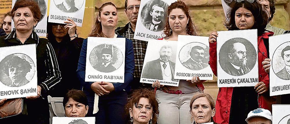 Türken und Armenier halten Fotos getöteter Menschen in der Hand, die vor 101 Jahren dem Völkermord in der Türkei zum Opfer gefallen sind.