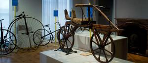 Das erste Fahr-Rad war eine Laufmaschine von Karl Drais (rechts, von 1817).