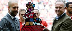 Ist das wirklich euer Ernst? Pep Guardiola wird von Karl-Heinz Rummenigge eindrucksvoll beschenkt.