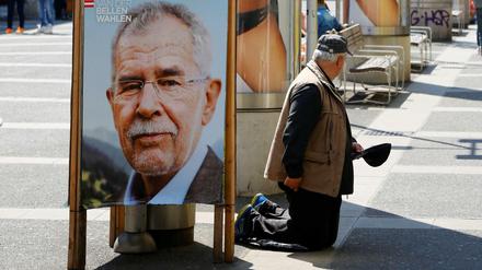 Ein Plakat von Alöexander Van der Bellen in Wien. Die Wahl nimmt Österreich in Beschlag.