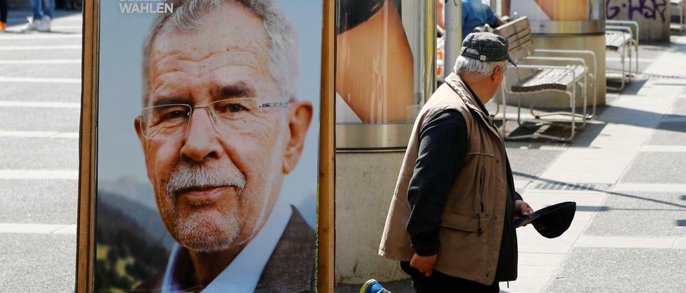 Ein Plakat von Alöexander Van der Bellen in Wien. Die Wahl nimmt Österreich in Beschlag.