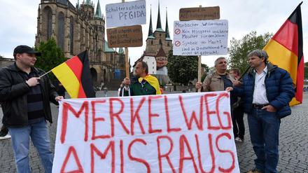 AfD-Kundgebung am Mittwochabend in Erfurt. Laut Polizei versammelten sich auf dem Domplatz bis zu 700 Anhänger der Partei. 