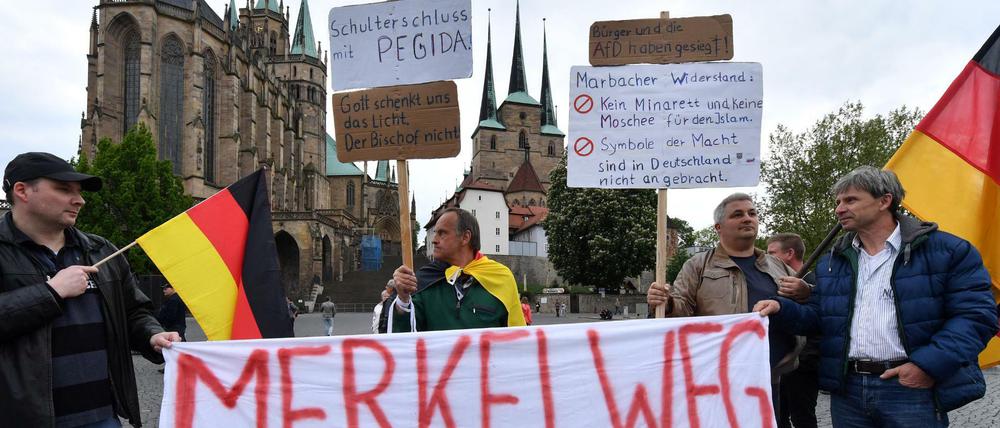 AfD-Kundgebung am Mittwochabend in Erfurt. Laut Polizei versammelten sich auf dem Domplatz bis zu 700 Anhänger der Partei.
