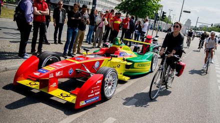 Ein Formel-E-Auto am Alexanderplatz