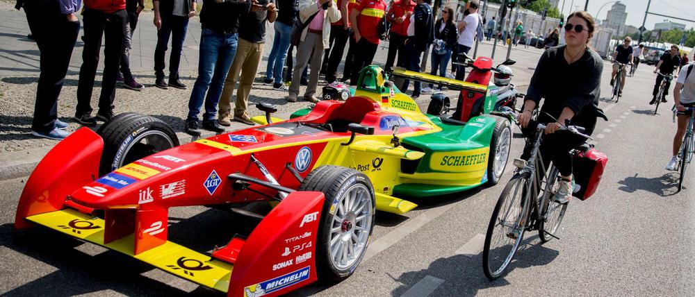 Ein Formel-E-Auto am Alexanderplatz