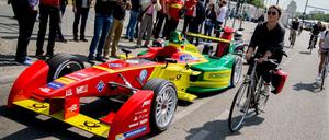 Ein Formel-E-Auto am Alexanderplatz