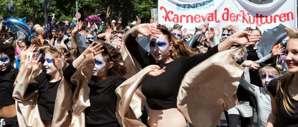 Die Fledermaus ist in diesem Jahr das Motto-Tier des Umzugs durch Kreuzberg. Wie hier zu sehen beim "Kinderkarneval der Kulturen".