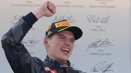 Max Verstappen, 18, gab im vergangenen Jahr sein Debüt in der Formel 1. Bei Toro Rosso, dem kleineren der beiden Red-Bull-Teams, schaffte es der Niederländer in der WM-Gesamtwertung auf Platz zwölf. Mitten in seiner zweiten Saison tauschte er mit dem Russen Daniil Kwjat das Cockpit und gewann am Wochenende beim Großen Preis von Spanien in Barcelona gleich in seinem ersten Rennen für das Red Bull Racing Team einen Grand Prix. 