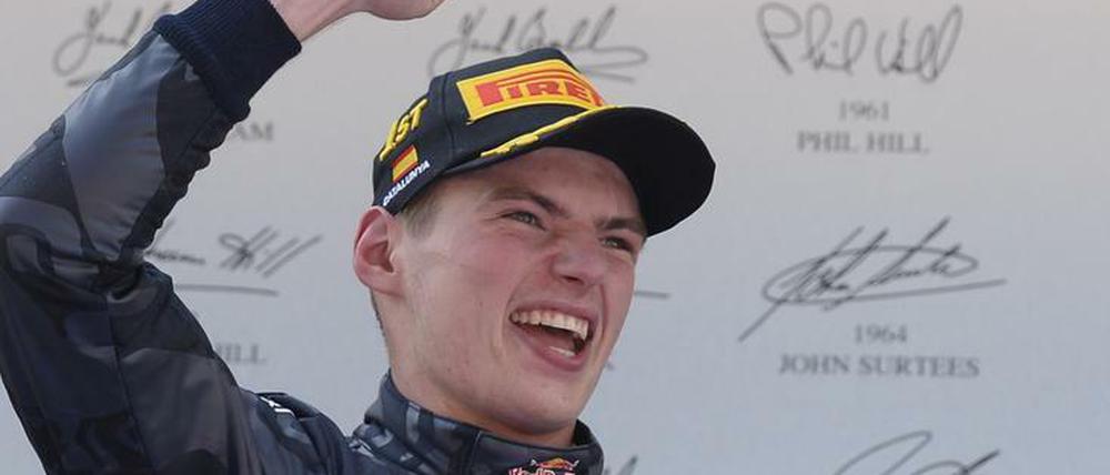 Max Verstappen, 18, gab im vergangenen Jahr sein Debüt in der Formel 1. Bei Toro Rosso, dem kleineren der beiden Red-Bull-Teams, schaffte es der Niederländer in der WM-Gesamtwertung auf Platz zwölf. Mitten in seiner zweiten Saison tauschte er mit dem Russen Daniil Kwjat das Cockpit und gewann am Wochenende beim Großen Preis von Spanien in Barcelona gleich in seinem ersten Rennen für das Red Bull Racing Team einen Grand Prix. 