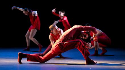 Finale der 14. Movimentos Festwochen der Autostadt in Wolfsburg: Szene aus der Choreografie "LEGO" der italienischen Tanzkompanie Aterballetto. 
