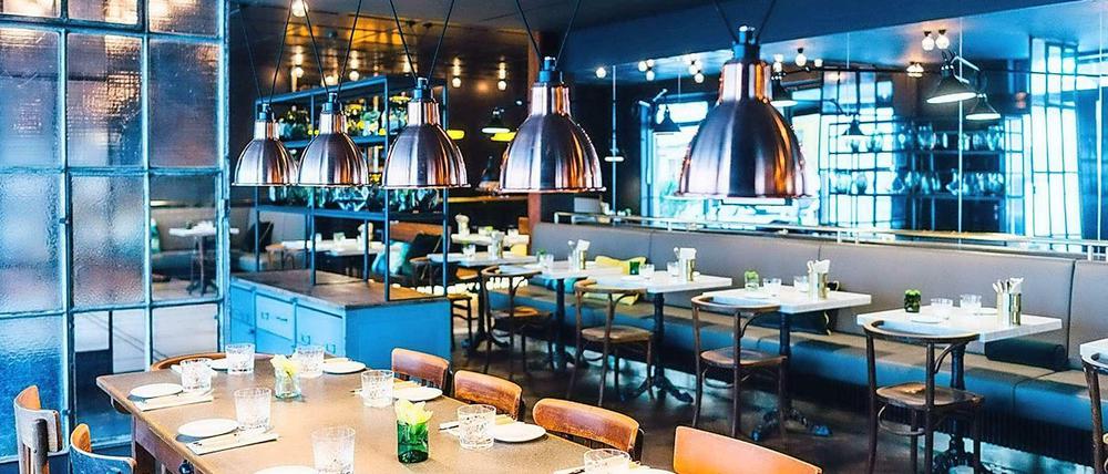 Modernes Ambiente, schummriger Raum: Tim Raues Neueröffnung "Brasserie Colette" in Schöneberg.