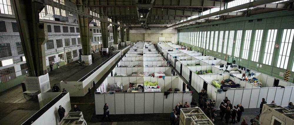 Mehrere Doppelstockbetten stehen in den Familienquartieren in einem Hangar im ehemaligen Flughafen Tempelhof.