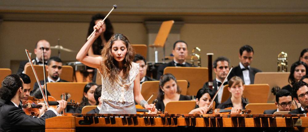 Nesma Abdel Aziz stand beim Auftritt des Arab Youth Philharmonic Orchestra im August 2013 am Marimbaphon.