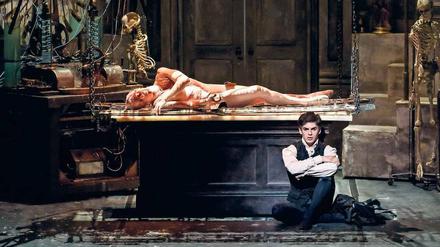 Victor Frankenstein (Federico Bonelli, vorn) mit der von ihm erschaffenen Kreatur (Steven Rae).