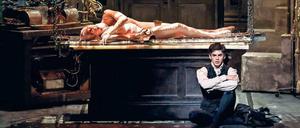 Victor Frankenstein (Federico Bonelli, vorn) mit der von ihm erschaffenen Kreatur (Steven Rae).