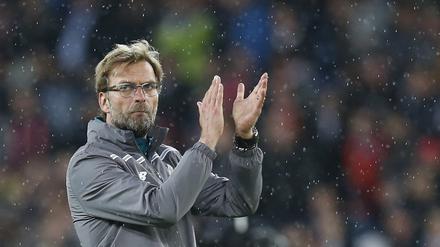 Verregneter Applaus. Jürgen Klopp nach dem Spiel.
