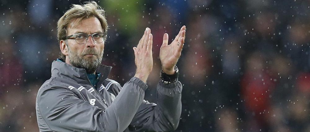 Verregneter Applaus. Jürgen Klopp nach dem Spiel.