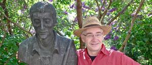 Versteckt zwischen Fliederbüschen: E.T.A.Hoffmann-Statue mit dem "Berlinologen" Michael Bienert.