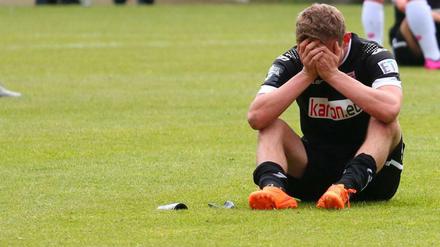 Cottbus' Manuel Zeitz kann die Niederlage nicht fassen. 