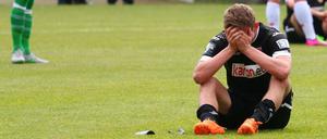 Cottbus' Manuel Zeitz kann die Niederlage nicht fassen. 