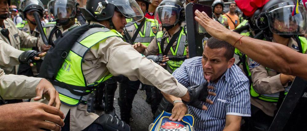 Ein massives Polizeiaufgebot unterband die Proteste in Caracas.