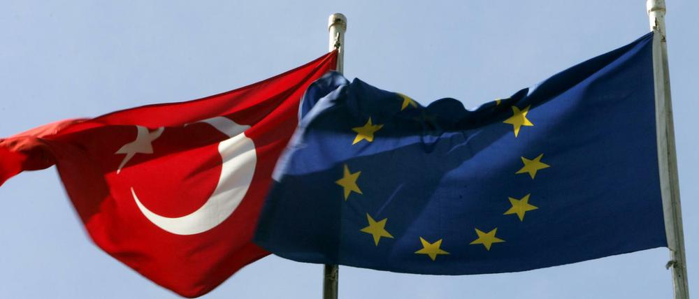Die türkische Staatsflagge (l) weht neben der EU-Fahne in Istanbul.