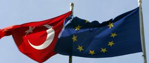 Die türkische Staatsflagge (l) weht neben der EU-Fahne in Istanbul. 
