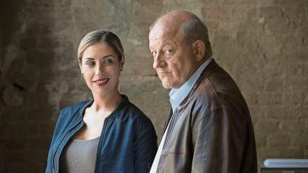 Gemeinsam gegen die Finanzkonzerne. Junganwältin Aylin (Senna Gammour) ist sich ihrer Kompetenz bewusst. Paul (Leonard Lansink) sieht das eher kritisch. 