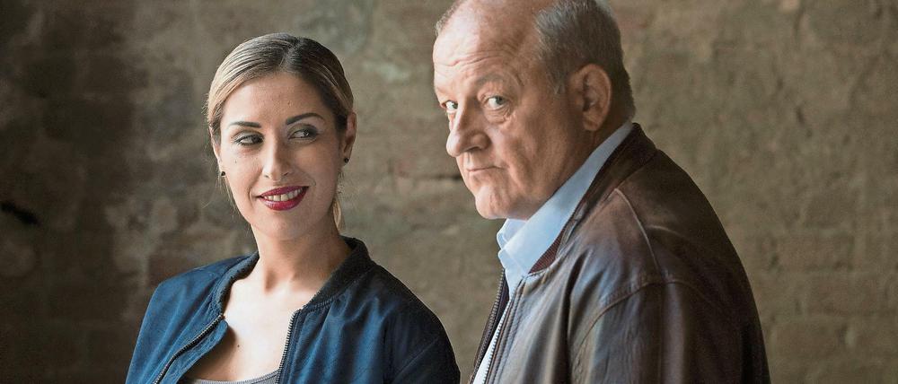 Gemeinsam gegen die Finanzkonzerne. Junganwältin Aylin (Senna Gammour) ist sich ihrer Kompetenz bewusst. Paul (Leonard Lansink) sieht das eher kritisch.