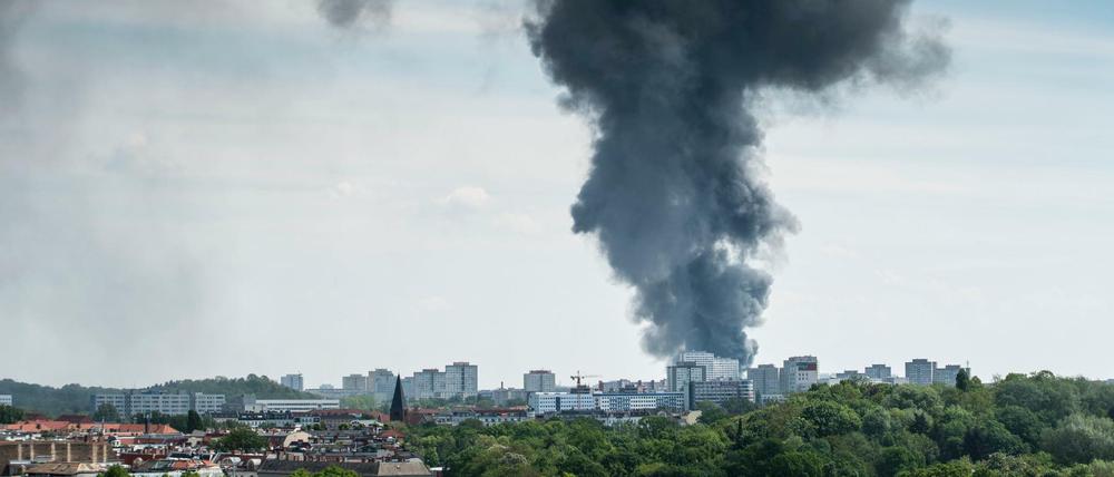 Große Rauchwolke über dem Dong Xuan Center: Auf dem Gelände des asiatischen Einkaufszentrums brannte eine Lagerhalle nieder.