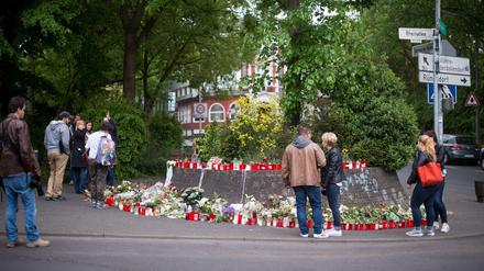 Blumen und Kerzen stehen am Mittwoch in Bonn neben einem Holzkreuz an der Stelle, an der der später verstorbene Niklas P. am 07.05.2016 von Schlägern attackiert wurde. Nach der tödlichen Prügelattacke hat die Polizei den mutmaßlichen Haupttäter festgenommen.