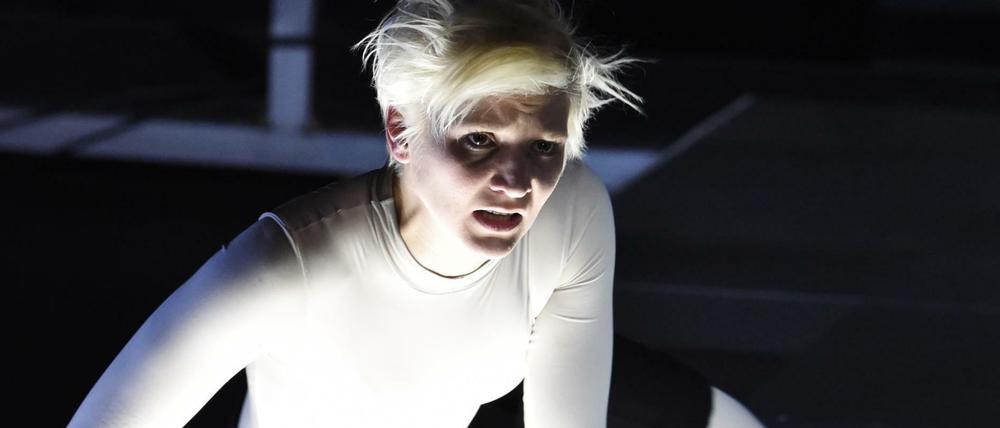 Das Theater Basel zeigt "Nirgends in Friede. Antigone" von Darja Stocker nach Sophokles. Regie führte Felicitas Brucker, im Bild ist Lisa Stiegler.