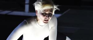 Das Theater Basel zeigt "Nirgends in Friede. Antigone" von Darja Stocker nach Sophokles. Regie führte Felicitas Brucker, im Bild ist Lisa Stiegler. 