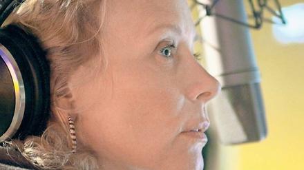 „Sie ist eine Reisende wie ich“, sagt Katja Riemann über ihre Figur der Psychotherapeutin Emma Mayer, die einen Radio-Nachttalk à la Domian betreibt.