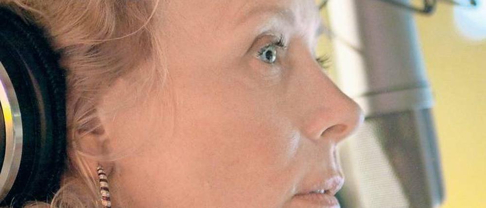 „Sie ist eine Reisende wie ich“, sagt Katja Riemann über ihre Figur der Psychotherapeutin Emma Mayer, die einen Radio-Nachttalk à la Domian betreibt.
