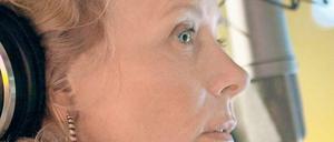 „Sie ist eine Reisende wie ich“, sagt Katja Riemann über ihre Figur der Psychotherapeutin Emma Mayer, die einen Radio-Nachttalk à la Domian betreibt.